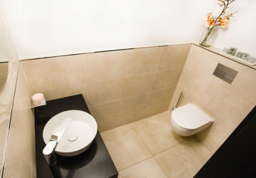 Modernes WC mit Natursteinfliesen