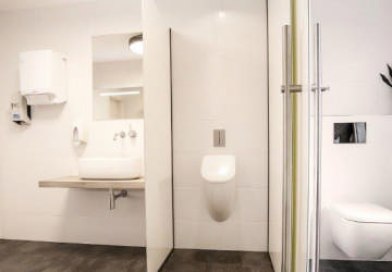 WC mit Waschbecken, Urinal und abgetrennter Toilette